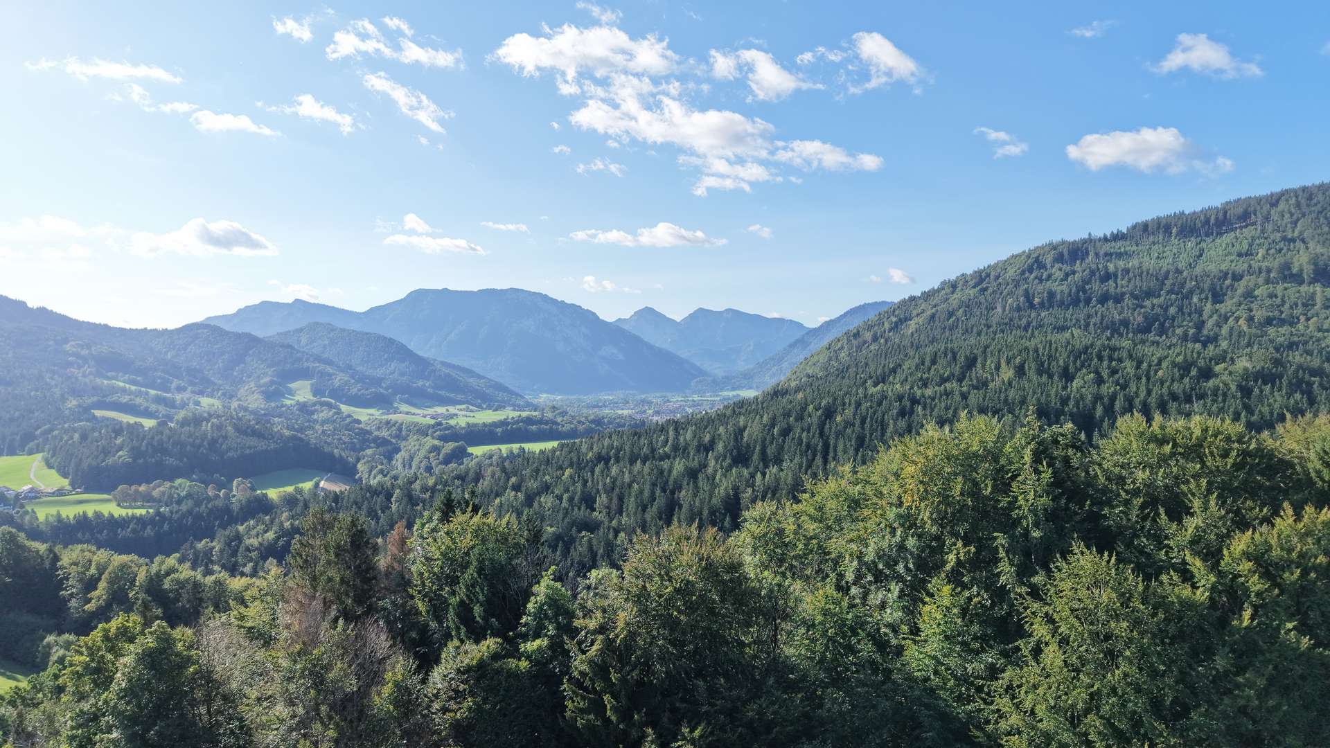 Einzigartige Gelegenheit – Hof in Panorama-Alleinlage mit saniertem Nebengebäude – 48.000qm Grund