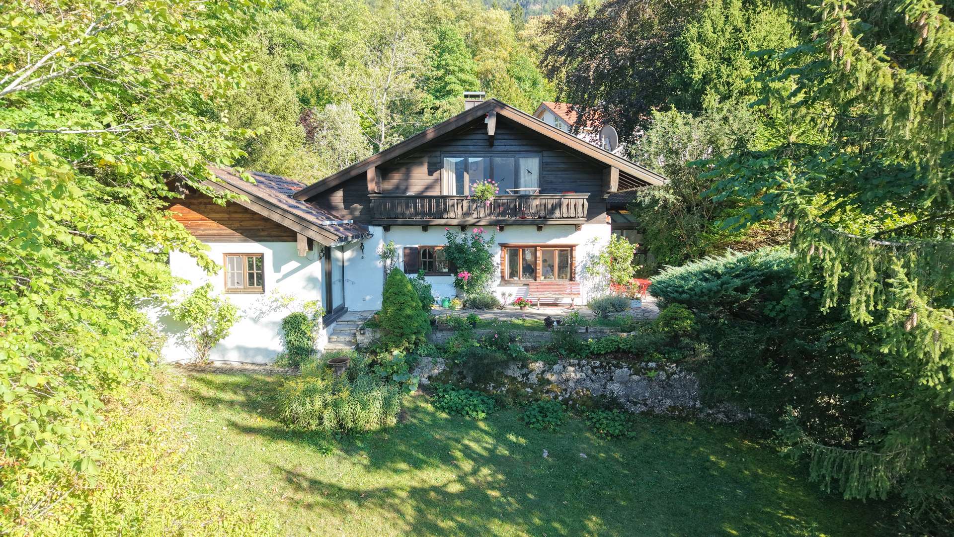 Landhaus in traumhafter uvbb. Panoramalage auf leichter Anhöhe in Marquartstein – Renovierungsbed.