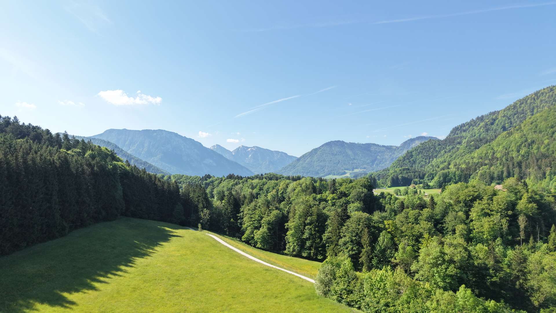 Natur Pur! Unverbaubare freie Lage mit Weitblick – Landhaus mit 2.600m² Grundstück – 3 Garagen
